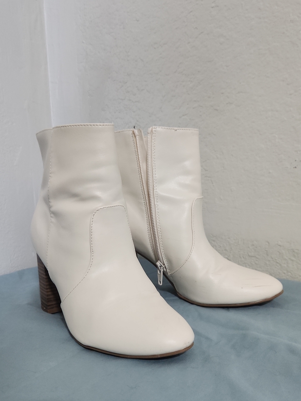 Size 6 Old Navy Women’s Cream White Ankle Boots with Block Heel